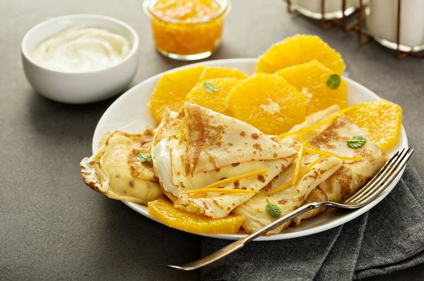 Quelle est la meilleure méthode pour faire des crêpes Suzette avec une sauce à l'orange ?